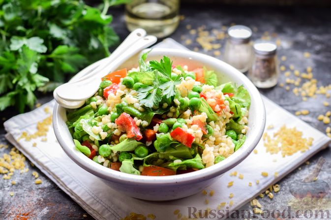 Kolorowa sałatka z kaszą bulgur i świeżymi warzywami